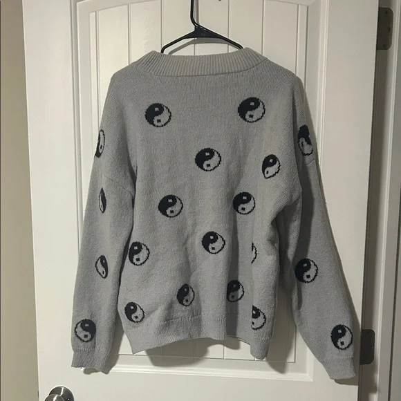 No Boundaries Gray and Black Yin Yang Sweater - Picture 2 of 2